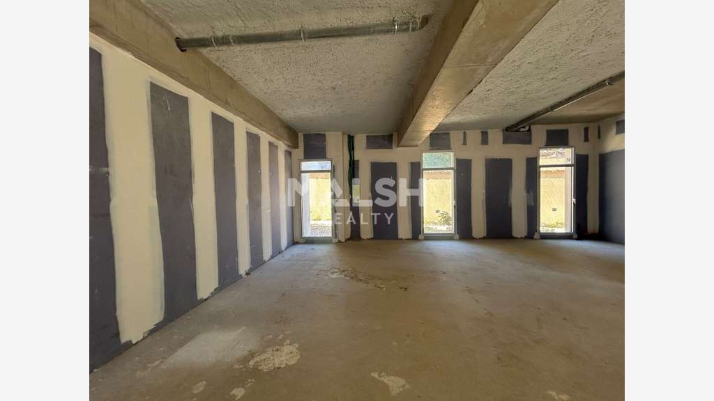 Local commercial 149m² à vendre à Saint Genis