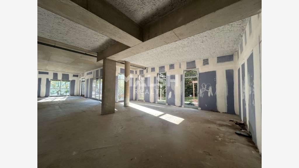 Local commercial 149m² à vendre à Saint Genis