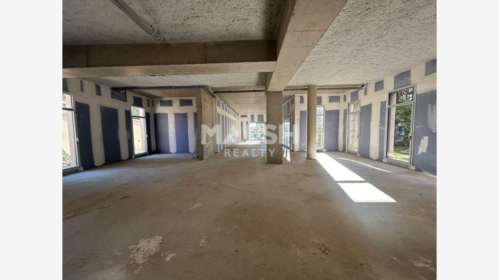 Local commercial 149m² à vendre à Saint Genis