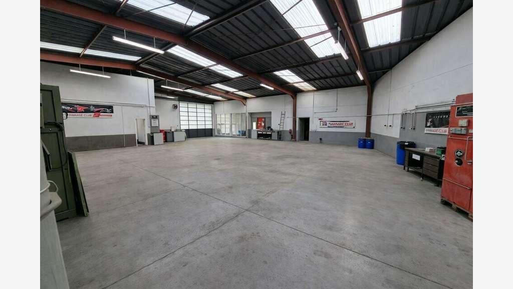 Local 600m² à vendre à Saint-Hilaire-la-Palud