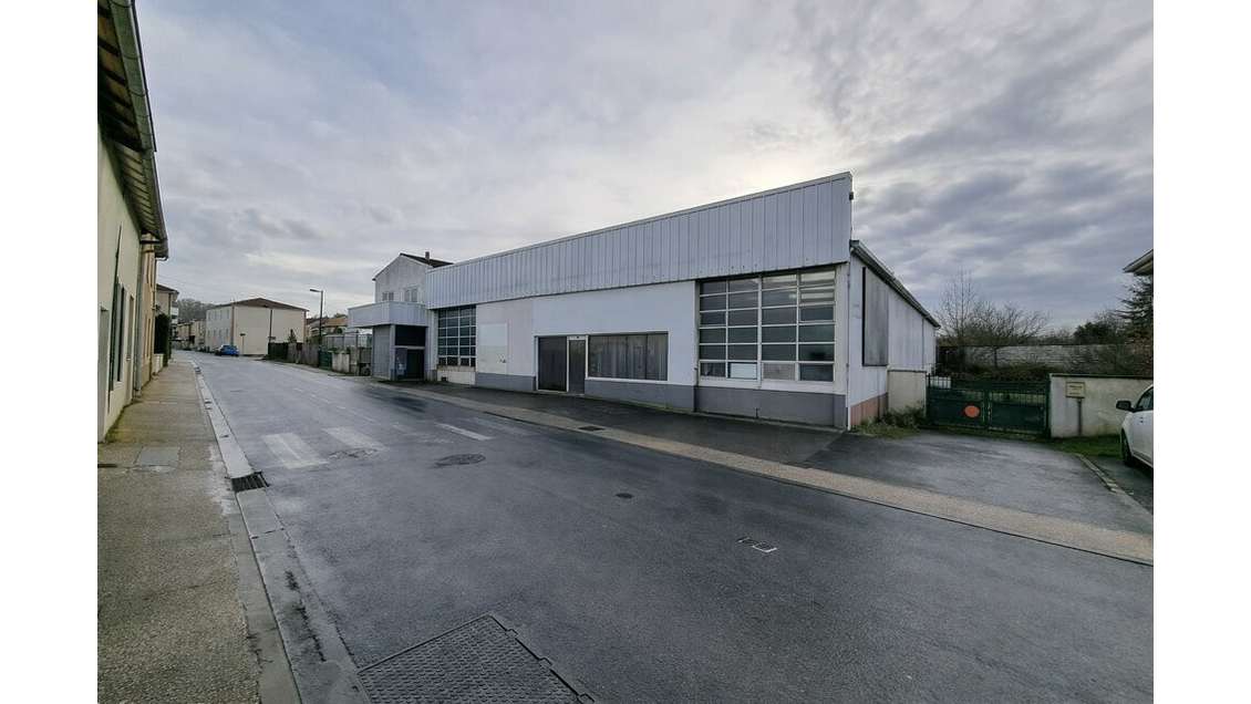 Local 600m² à vendre à Saint-Hilaire-la-Palud