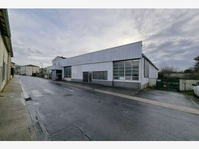 Local 600m² à vendre à Saint-Hilaire-la-Palud