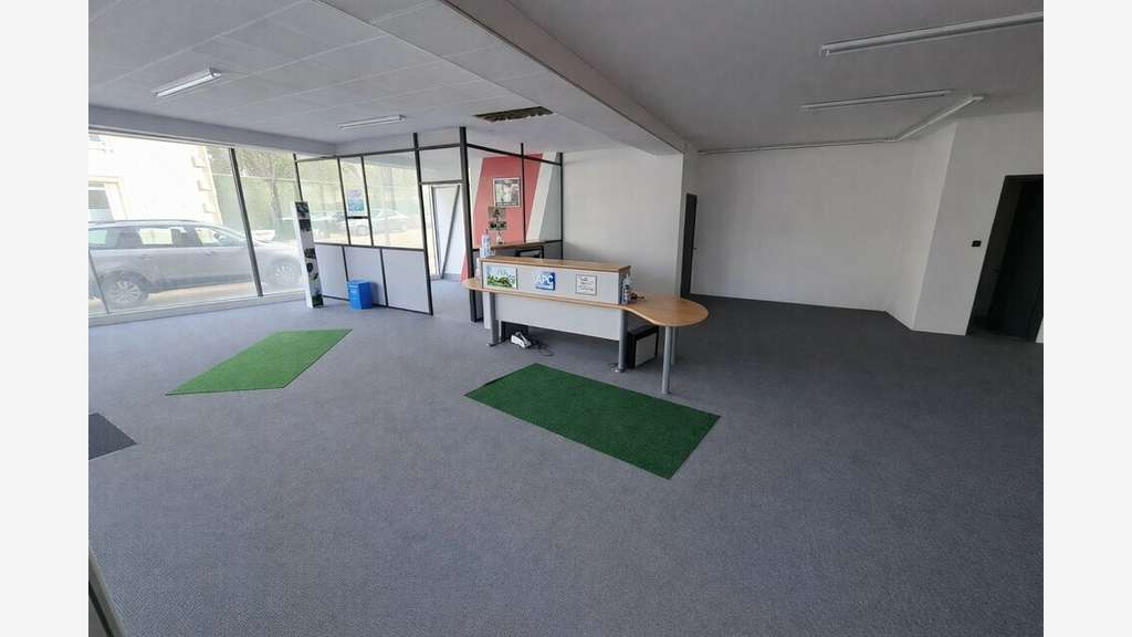 Local 600m² à vendre à Saint-Hilaire-la-Palud