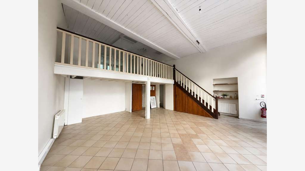 Local 104m² avec mezzanine et bureau à Bordeaux