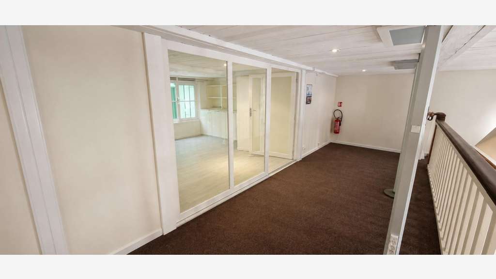 Local 104m² avec mezzanine et bureau à Bordeaux