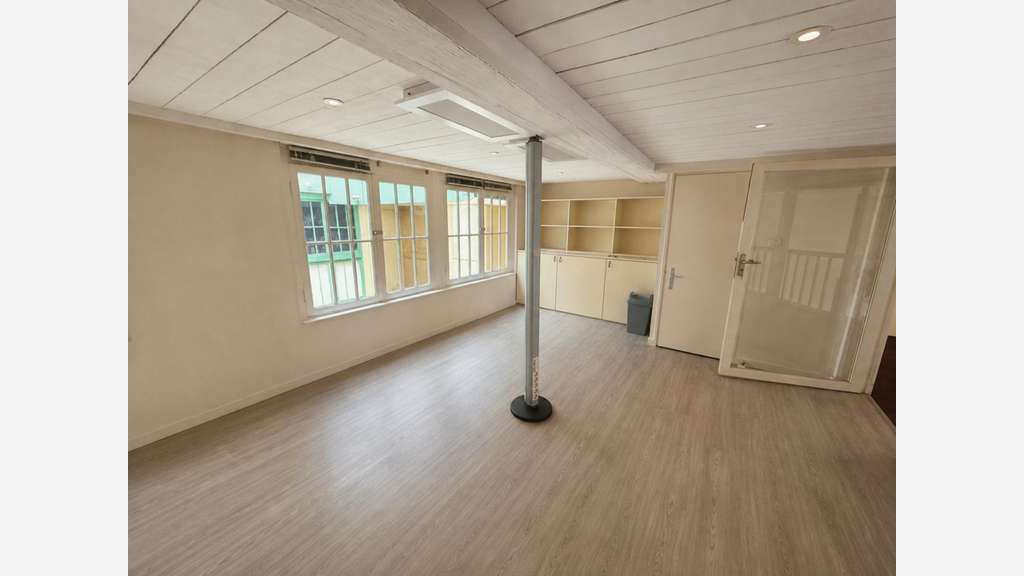 Local 104m² avec mezzanine et bureau à Bordeaux