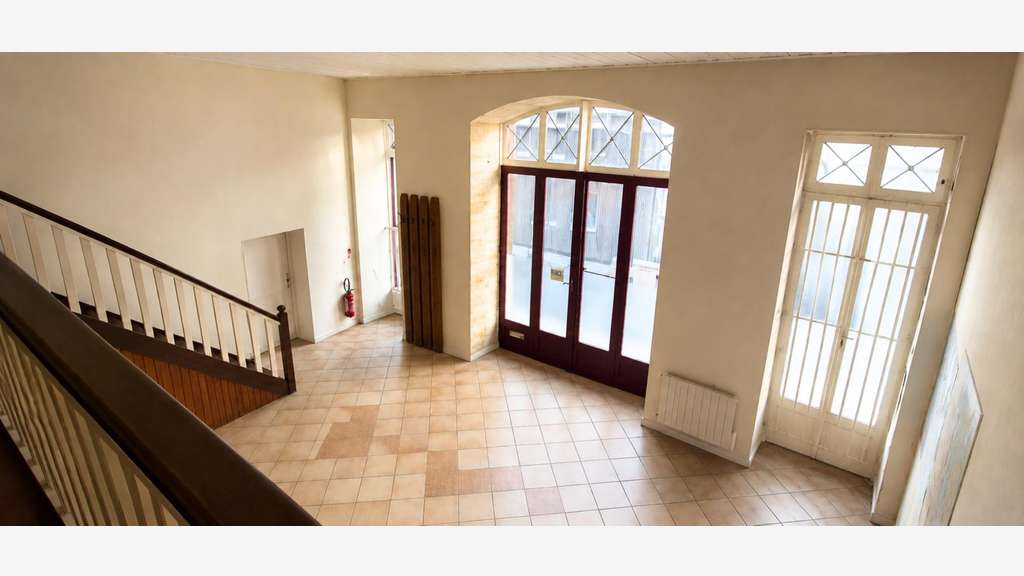 Local 104m² avec mezzanine et bureau à Bordeaux