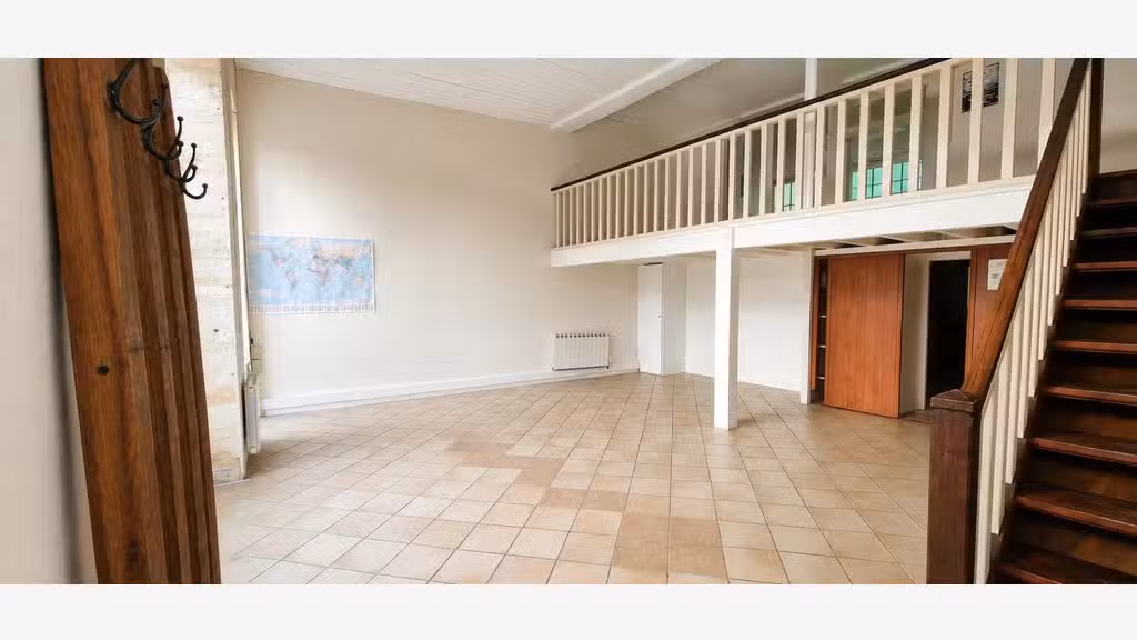 Local 104m² avec mezzanine et bureau à Bordeaux