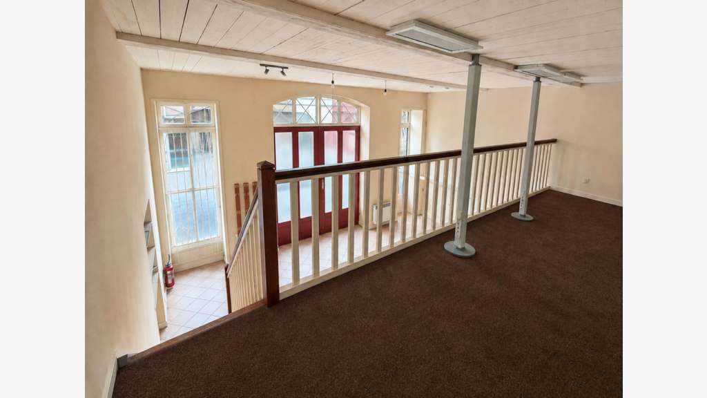 Local 104m² avec mezzanine et bureau à Bordeaux