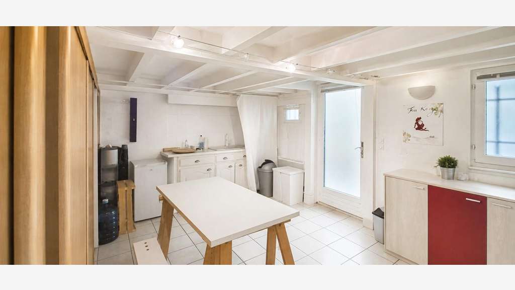 Local 104m² avec mezzanine et bureau à Bordeaux