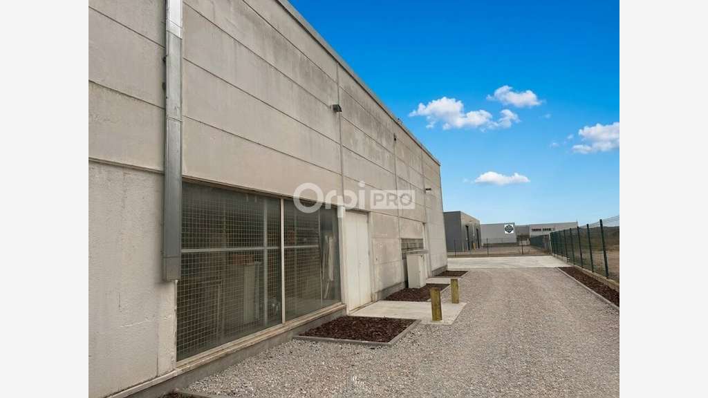 Très joli local commercial à vendre à Vedène D942