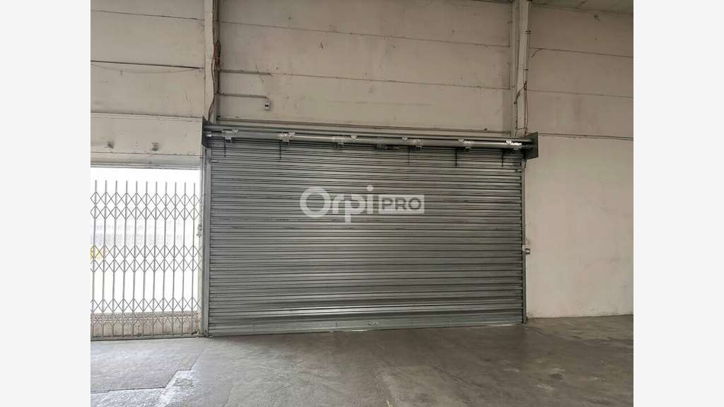 Très joli local commercial à vendre à Vedène D942