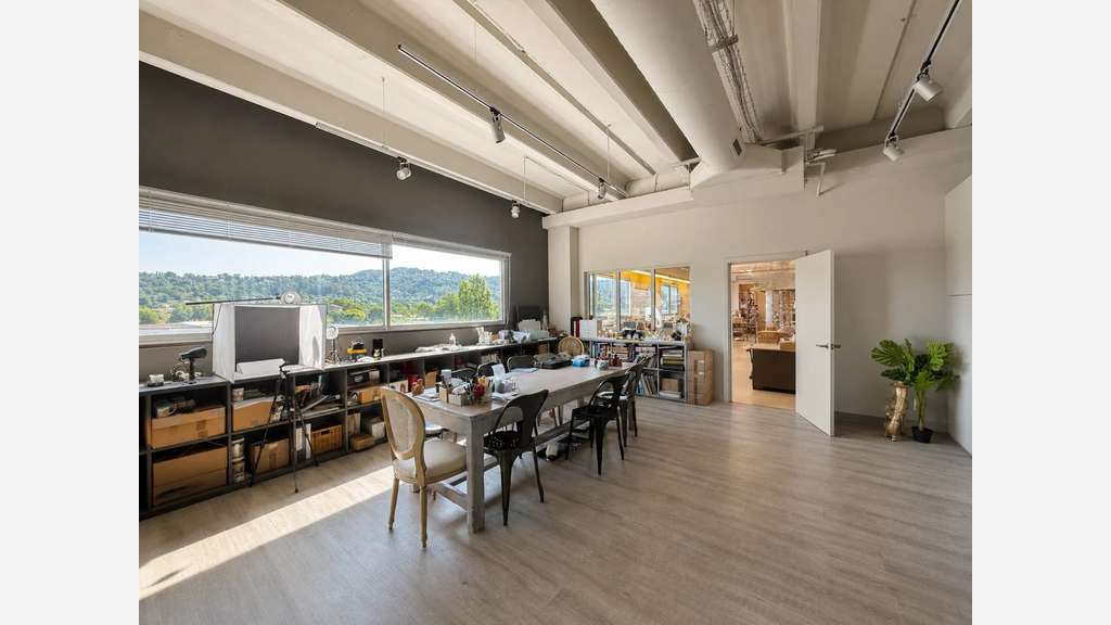 Exclu local d’activité 940m² à vendre à Grasse