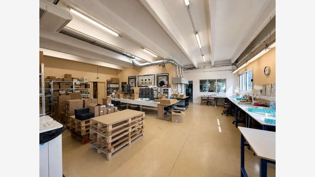 Exclu local d’activité 940m² à vendre à Grasse