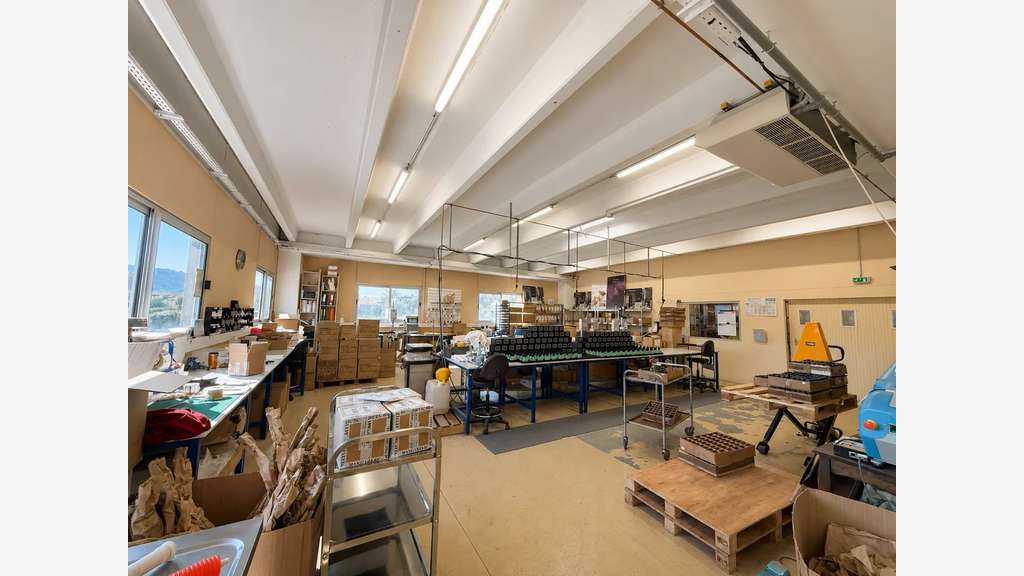 Exclu local d’activité 940m² à vendre à Grasse