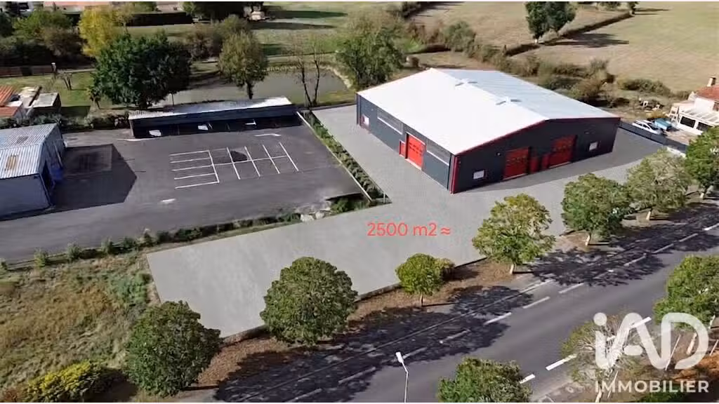 Vente local d'activité avec parkings à Pompaire