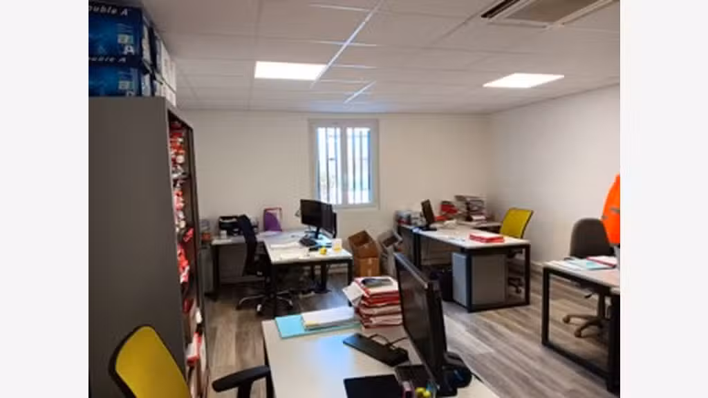 Local d'activité et bureaux à Vendre