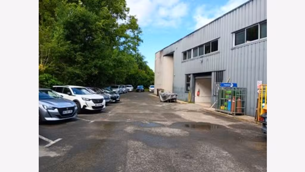 Local d'activité et bureaux à Vendre