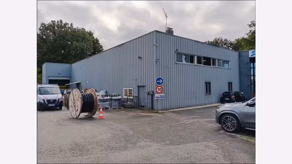 Local d'activité et bureaux à Vendre