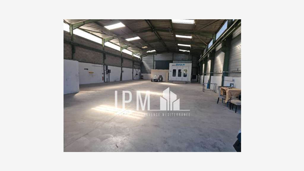 A vendre local d'activités de 930m² à Pertuis  