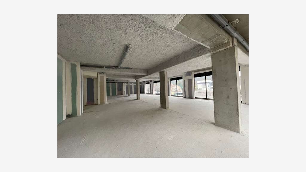 Vente local 122m² sur axe passant à La destrousse