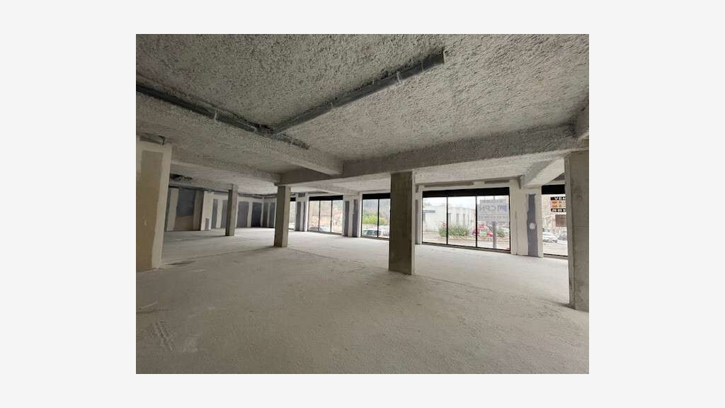 Vente local 122m² sur axe passant à La destrousse