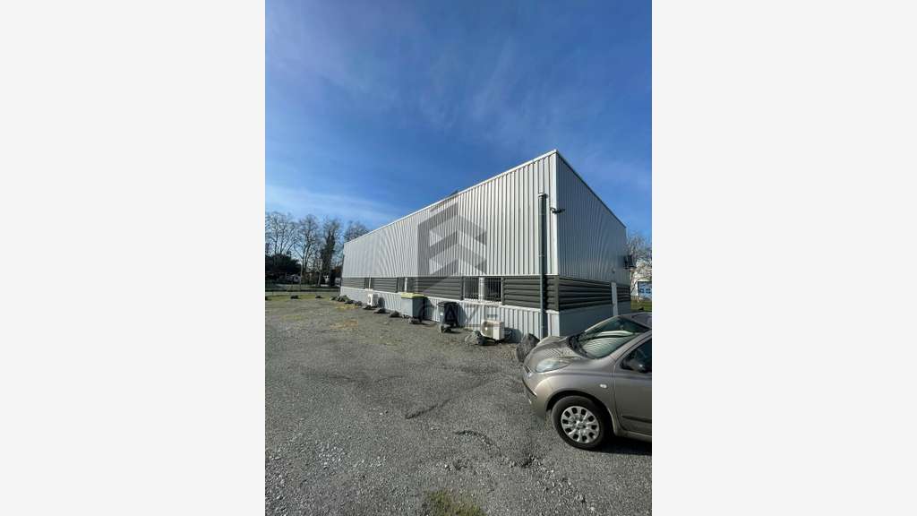 Local professionnel de 250m² à vendre en ZA de Pau