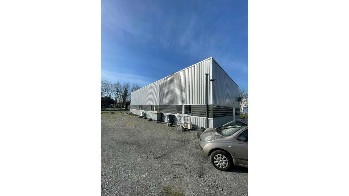 Local professionnel de 250m² à vendre en ZA de Pau
