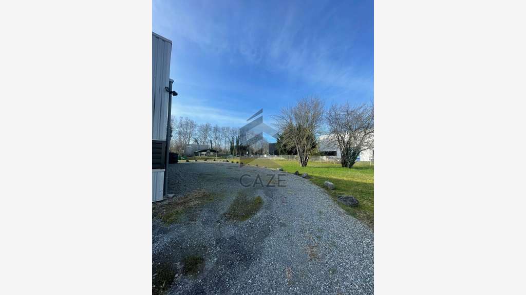 Local professionnel de 250m² à vendre en ZA de Pau