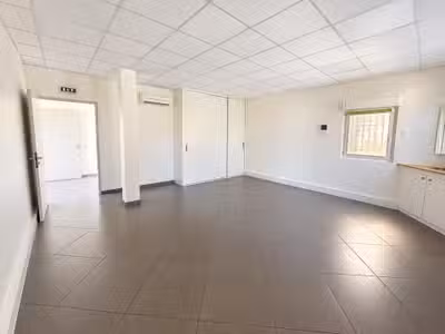 Vente local professionnel 150m² à La Valbarelle