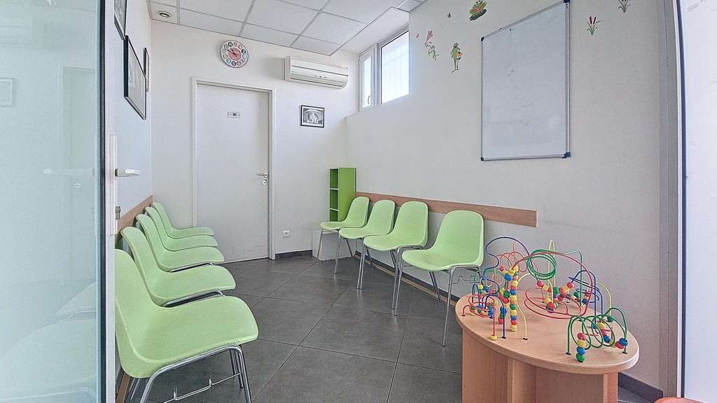 Vente local professionnel 150m² à La Valbarelle