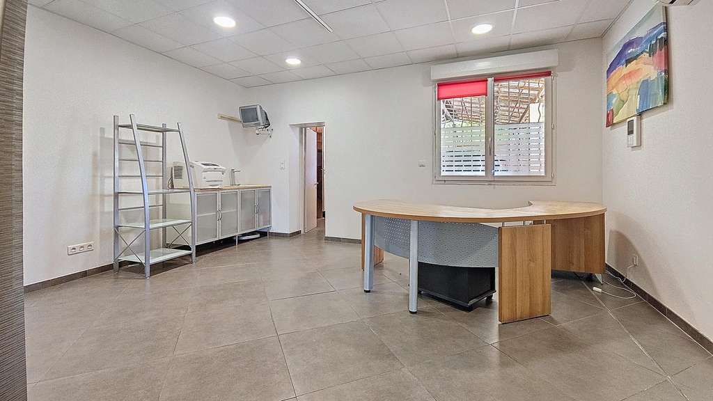 Vente local professionnel 150m² à La Valbarelle