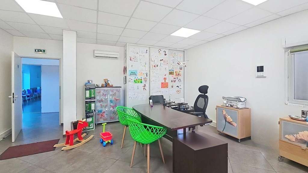 Vente local professionnel 150m² à La Valbarelle