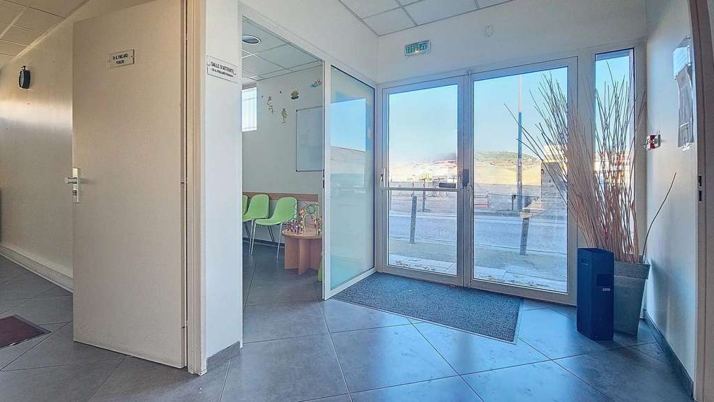 Vente local professionnel 150m² à La Valbarelle