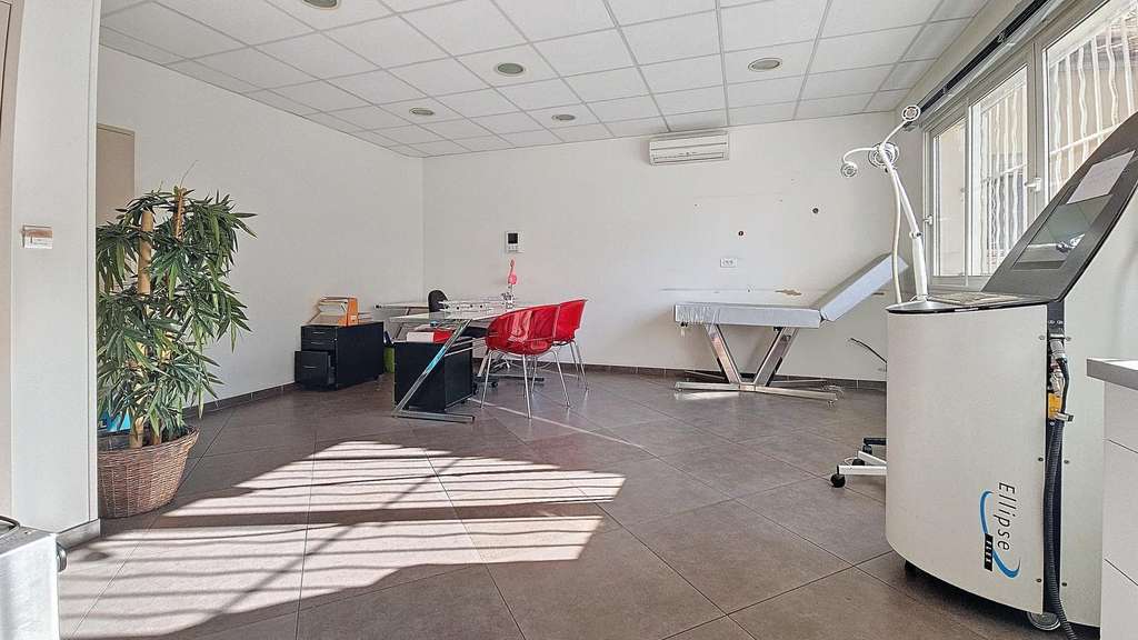 Vente local professionnel 150m² à La Valbarelle