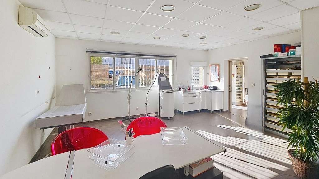 Vente local professionnel 150m² à La Valbarelle