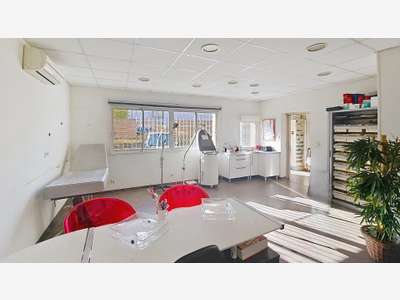 Vente local professionnel 150m² à La Valbarelle