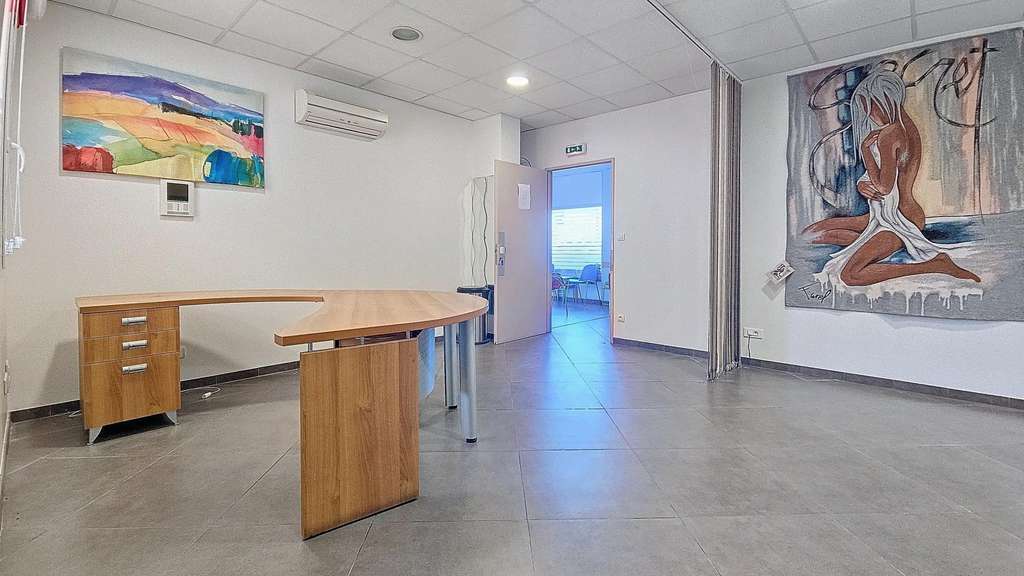 Vente local professionnel 150m² à La Valbarelle