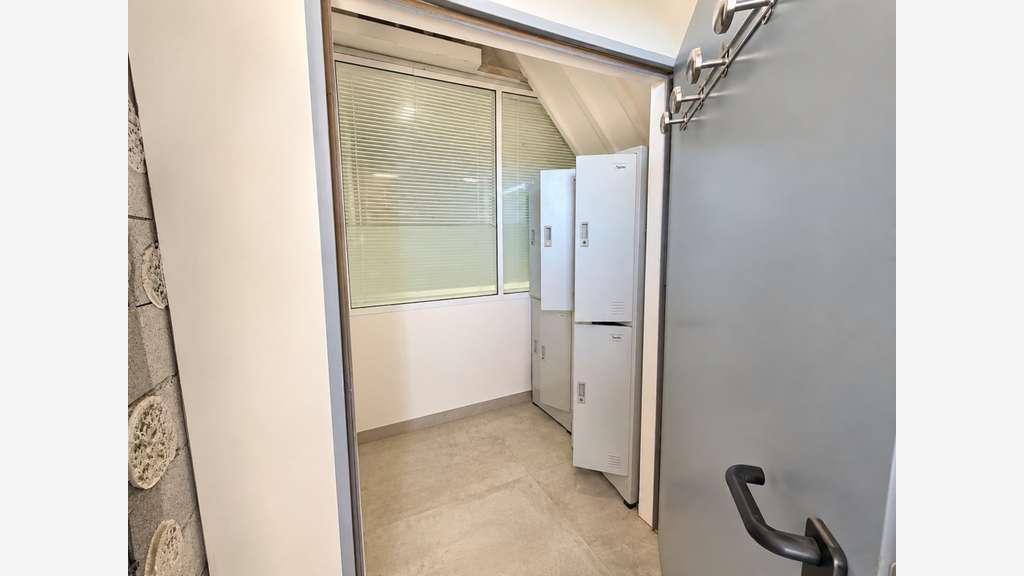 Local professionnel 150m² à vendre à Villelaure