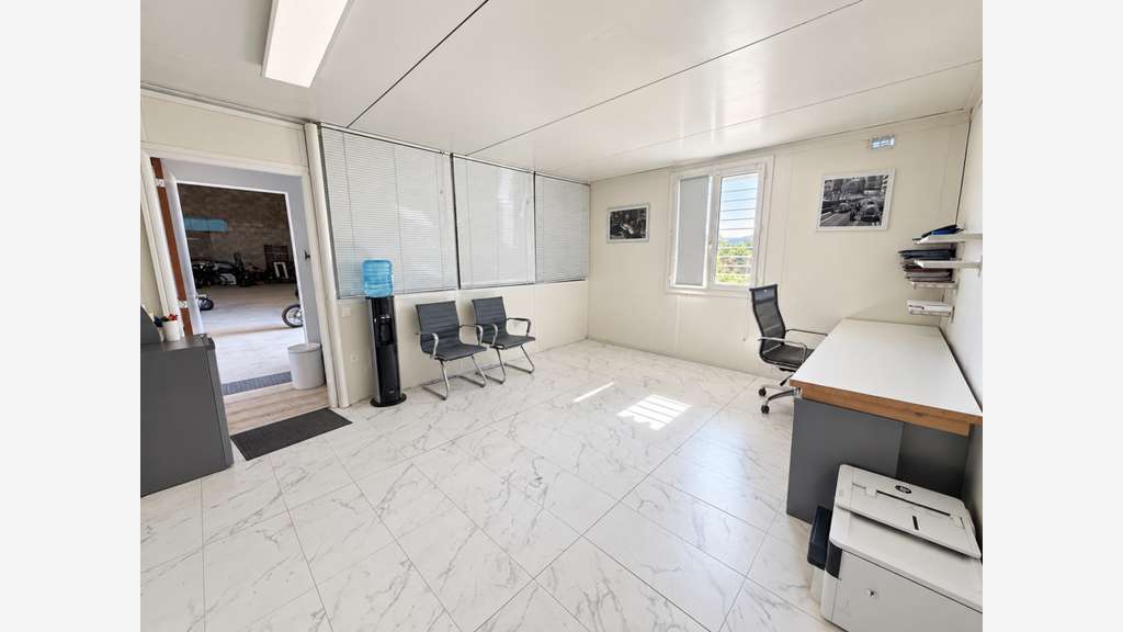 Local professionnel 150m² à vendre à Villelaure