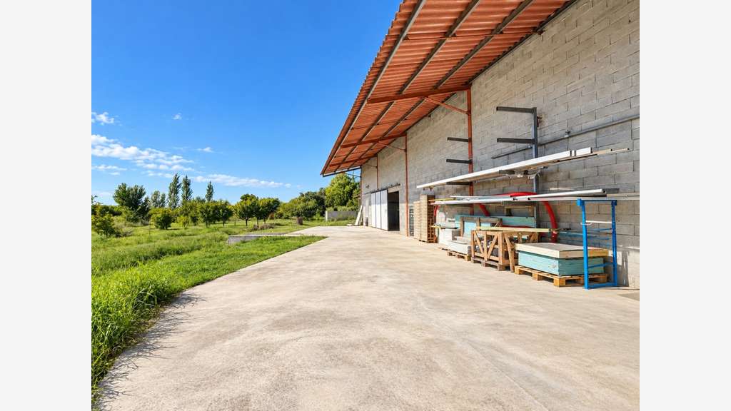Local professionnel 150m² à vendre à Villelaure