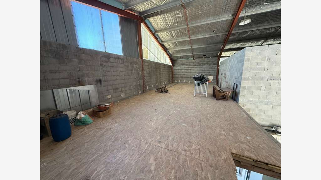Local professionnel 150m² à vendre à Villelaure