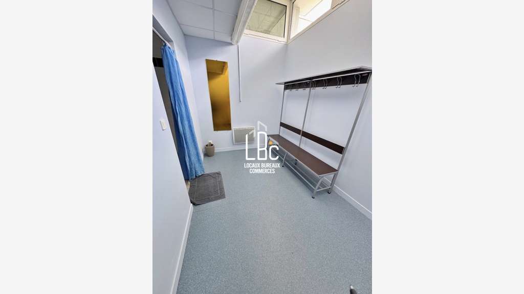 A vendre local 575m² Saint Hilaire de Chaléons