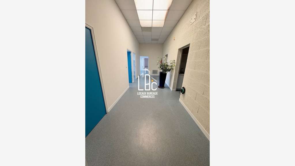 A vendre local 575m² Saint Hilaire de Chaléons