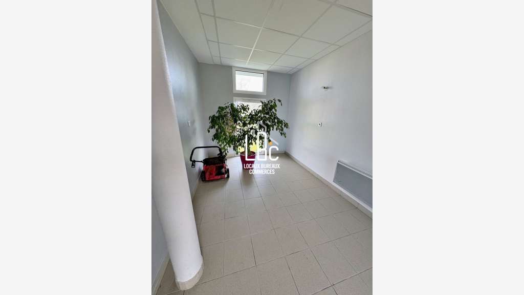 A vendre local 575m² Saint Hilaire de Chaléons