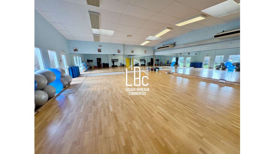 A vendre local 575m² Saint Hilaire de Chaléons