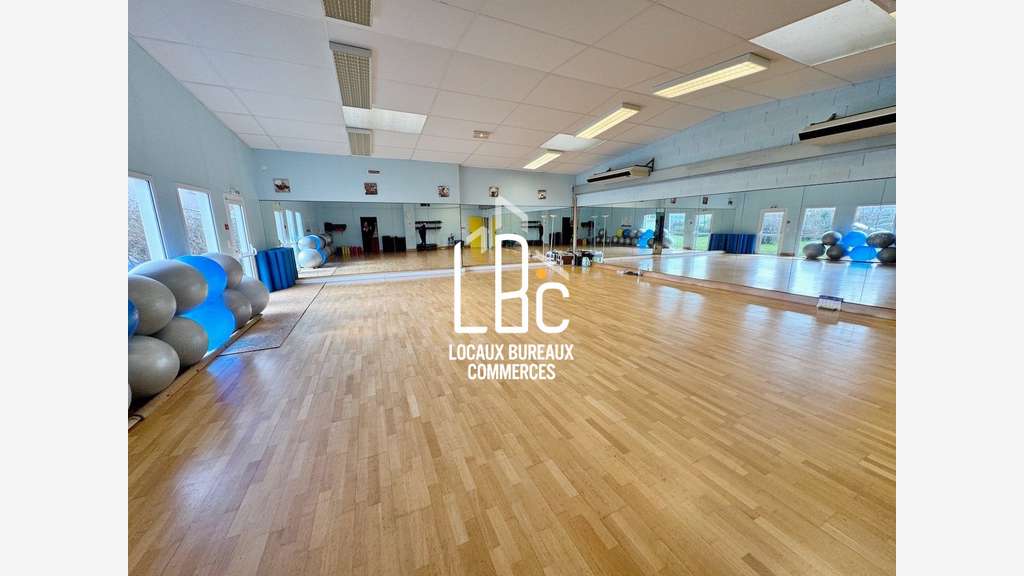 A vendre local 575m² Saint Hilaire de Chaléons