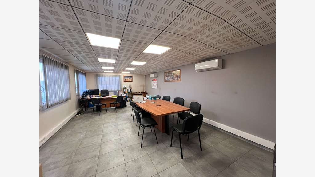 AV bâtiment activité proche grands axes Angers Est