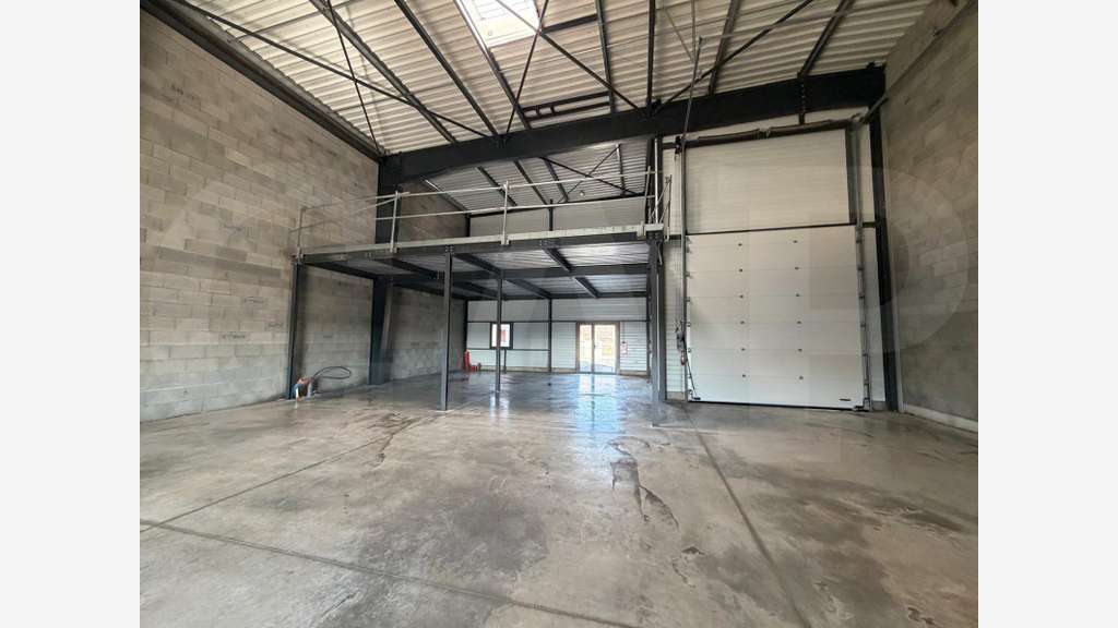 Cellule d'activités 276m² à vendre à Bédée