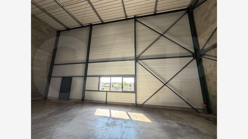 Cellule d'activités 276m² à vendre à Bédée